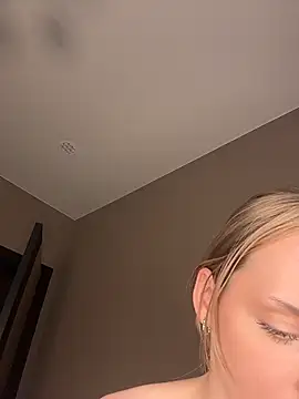 MaryFlare Show in webcam