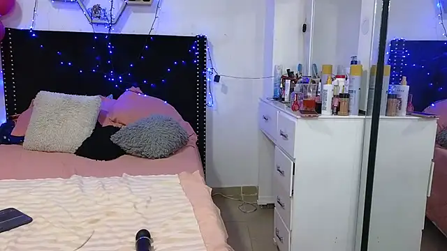 Chat +18 de charlotte_077 ao vivo