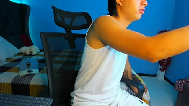 Mikke18 Show in webcam