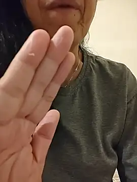 NakedMILFx Adlı Modelin Canlı XXX Sohbeti