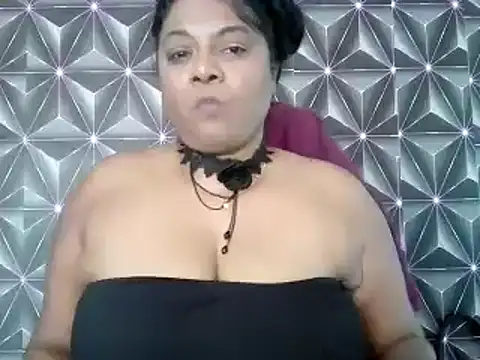 Chat +18 de IndianDelia ao vivo