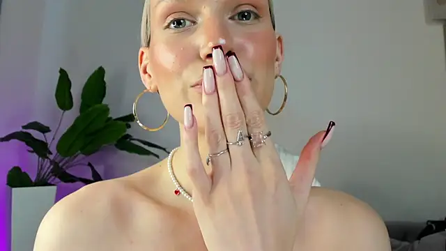 Ice_Strawberry Adlı Modelin Canlı XXX Sohbeti