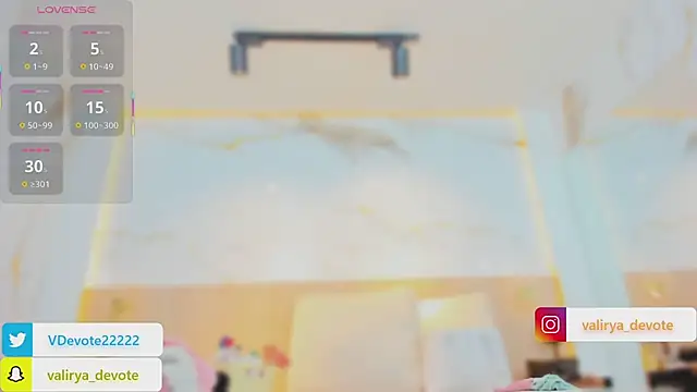 valirya_devote: διαδικτυακό σόου στην κάμερα