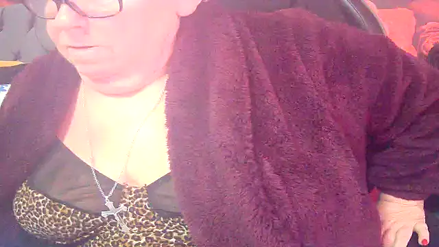 Show modela Playful_MILF_Demi na web-kameri