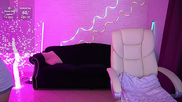 VelvetLuck Adlı Modelin Canlı XXX Sohbeti