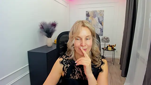 Sinty_Devis Adlı Modelin Canlı XXX Sohbeti