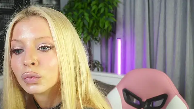 LanaRealsのライブXXXチャット