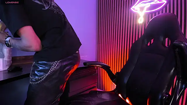 Maximoking26: διαδικτυακό σόου στην κάμερα