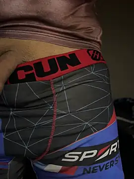 donimani: διαδικτυακό σόου στην κάμερα