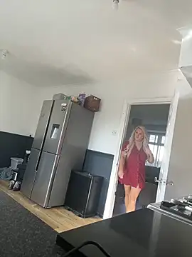 Bustyblondebabe32's Live XXX Chat