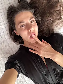 OnlyLeiLa élő XXX-chatje