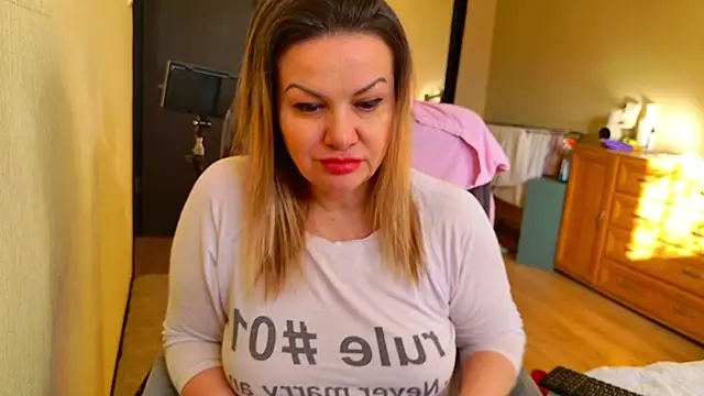 Chat +18 de MishaMILF ao vivo