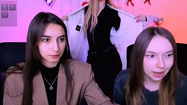 mila_firee: διαδικτυακό σόου στην κάμερα