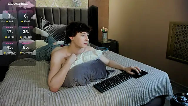 Show modela _YummyTony_ na web-kameri