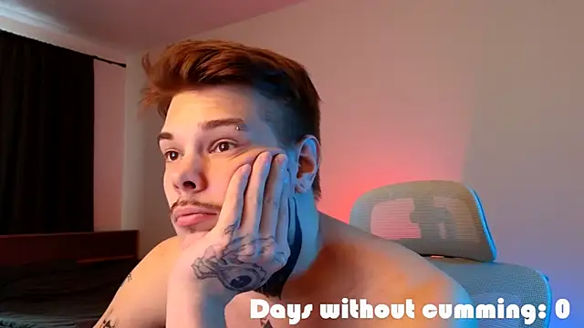 DENIS_HERE: διαδικτυακό σόου στην κάμερα