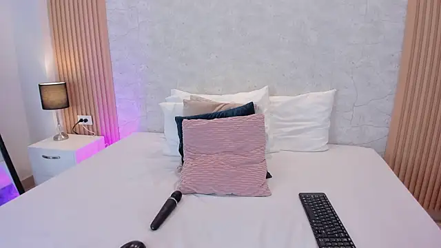 Chatroom XXX en direct de NaomyCollins__