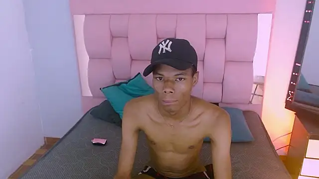 Show modela Santiago_Ortiz_ na web-kameri