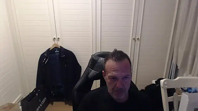 Dimitrios30: διαδικτυακό σόου στην κάμερα