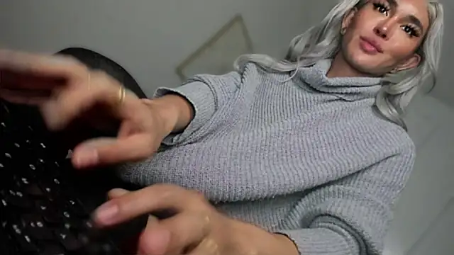 TheQueenNextDoor: απευθείας συνομιλία ΧΧΧ