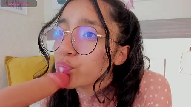 Emilyblussh's Live XXX Chat