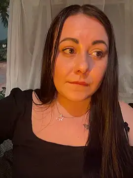 DaisyStreet Adlı Modelin Canlı XXX Sohbeti