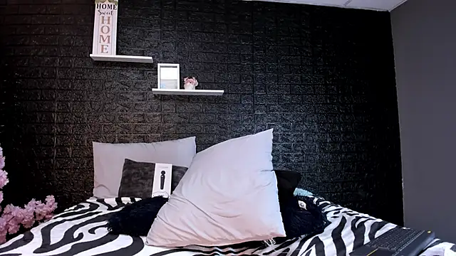 Siena_morales: διαδικτυακό σόου στην κάμερα