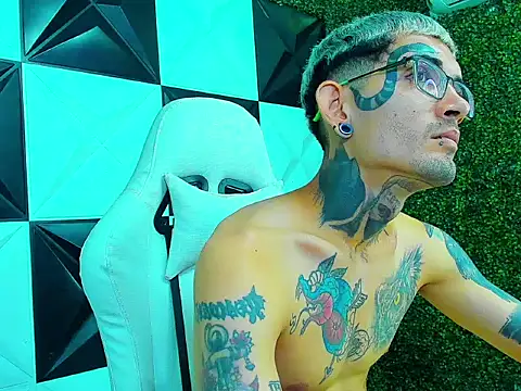 Boy_tatto77 Adlı Modelin Canlı XXX Sohbeti