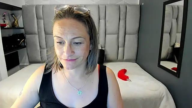 Charlot_milf Webcam-Show