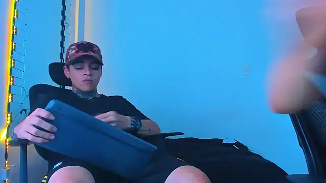 Thomas-Wil Live XXX Chat