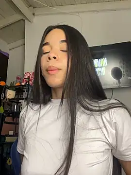 Milleradhara24 Adlı Modelin Canlı XXX Sohbeti