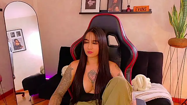 Онлайн чат XXX EmmyEvans1