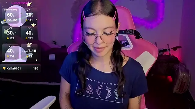 larah_uwu's Live XXX Chat