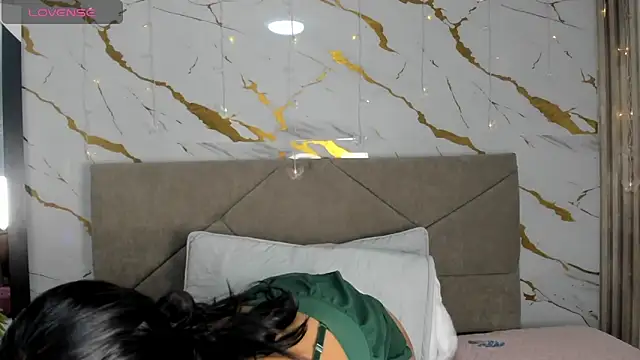 RoseeLuna's Live XXX Chat