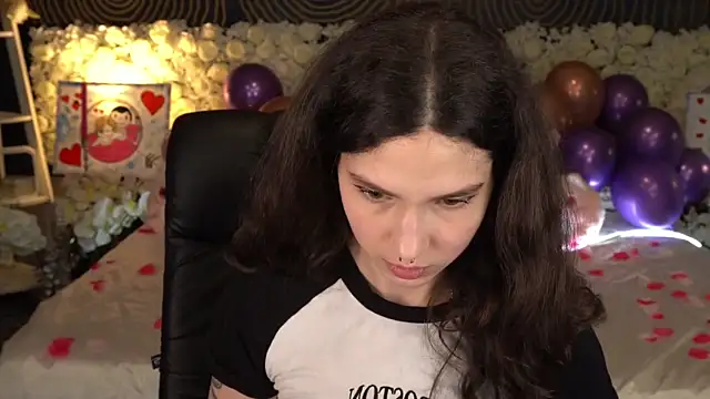 BabyFlowerr Adlı Modelin Canlı XXX Sohbeti