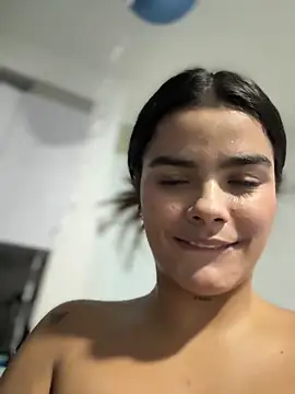 Kaily_Sweet16 élő XXX-chatje