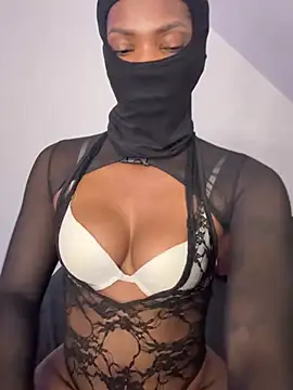 KiaraAmara Adlı Modelin Canlı XXX Sohbeti