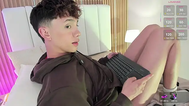 Tomy_Rox Adlı Modelin Canlı XXX Sohbeti