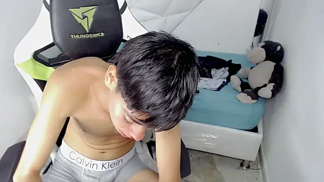 Liarr_ élő XXX-chatje