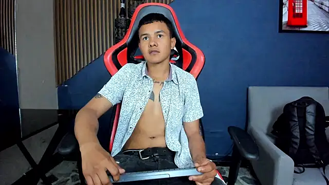 TylerGandi élő XXX-chatje