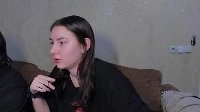 love_lina_muuur Adlı Modelin Canlı XXX Sohbeti