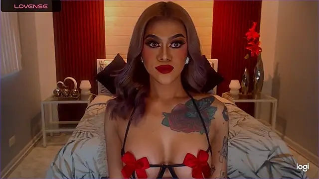 StellaStrong30: διαδικτυακό σόου στην κάμερα