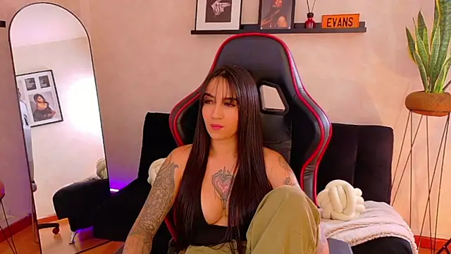 EmmyEvans1 Adlı Modelin Canlı XXX Sohbeti