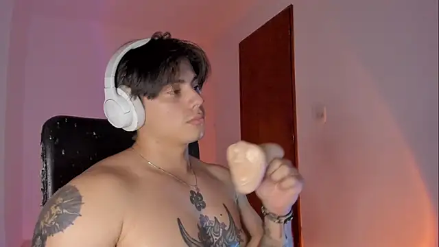 Giordano_Russo: διαδικτυακό σόου στην κάμερα