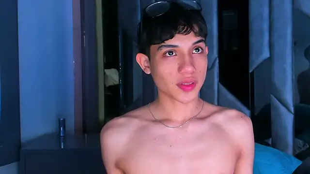 Sebax_Young Adlı Modelin Canlı XXX Sohbeti