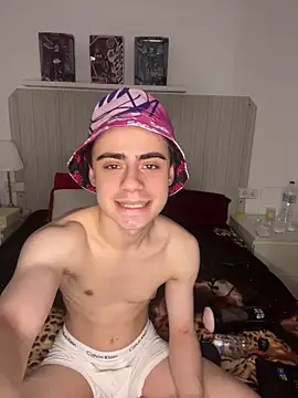 YourFavouriteTwink Adlı Modelin Canlı XXX Sohbeti