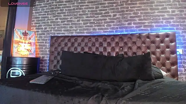 SharonTygaX: διαδικτυακό σόου στην κάμερα