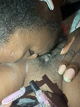 makeherfeelg: διαδικτυακό σόου στην κάμερα