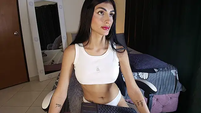 April_Scarlett élő XXX-chatje