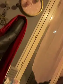 LaPetitechienne1: διαδικτυακό σόου στην κάμερα