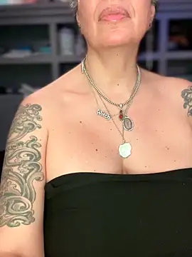 Chat +18 de dieseldame1313 ao vivo